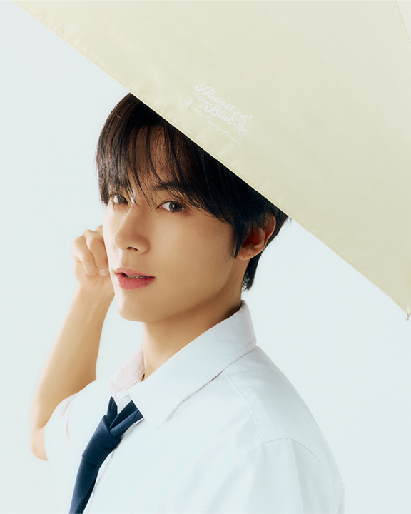 얼모스트블루 CUPID 우양산을 쓴 모델
